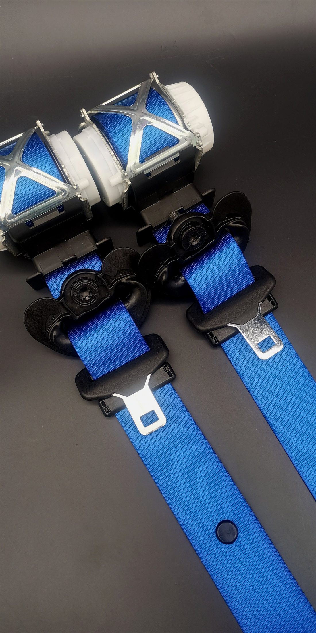 Detail eines blauen Gurtaufrollers